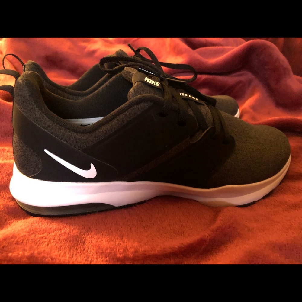 Nike Air Bella TR SIZE 9 WOMENS